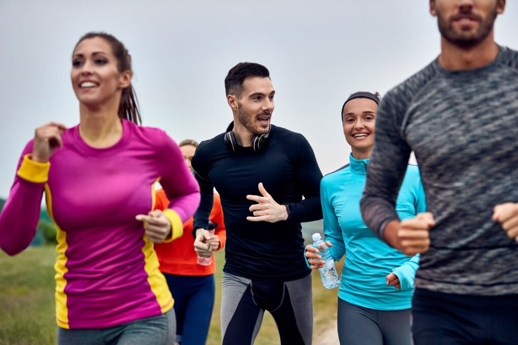 People running marathon an talking to each other